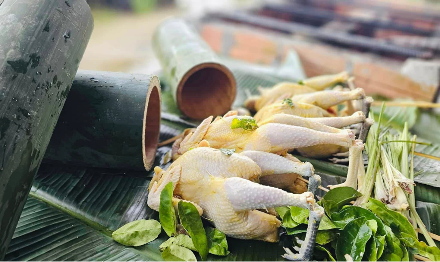 Gà thả đồi nướng ống tre