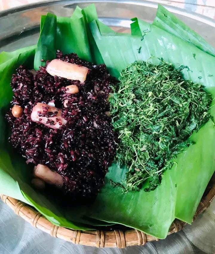 Xôi nếp than lá sắn