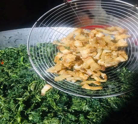 Lá sắn xào tóp mỡ