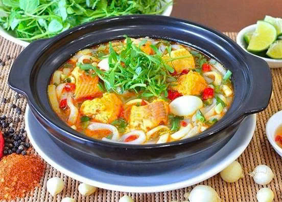 Bánh canh cá lóc nồi đất Ni